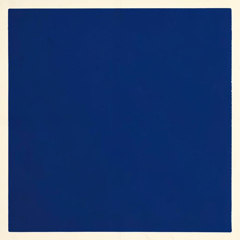 Cubierta de libro con fondo azul profundo y tipografía elegante, atmósfera literaria serena